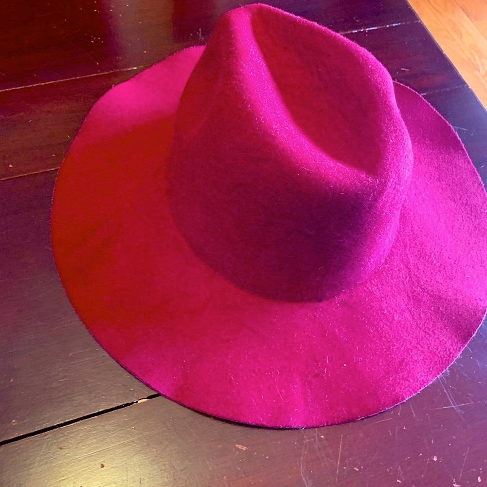 Women Brim Hat. In good condition
